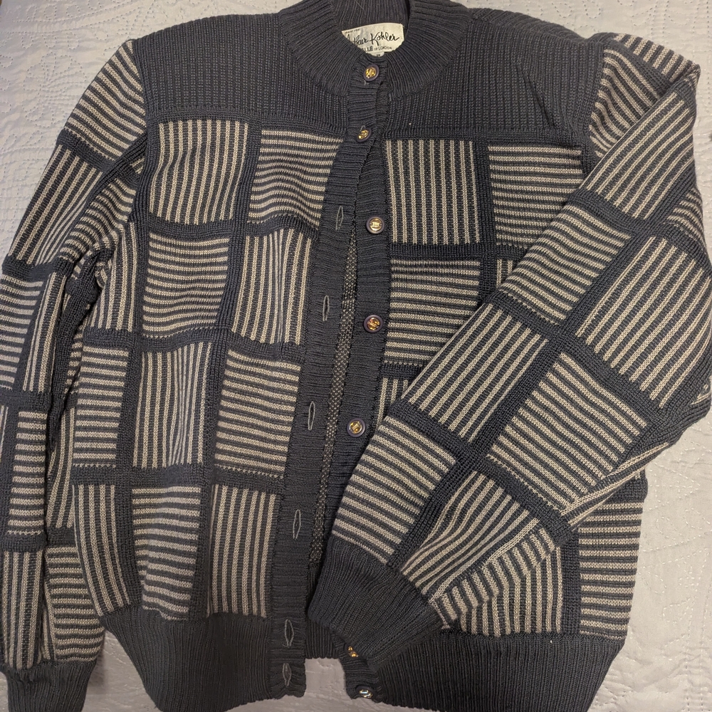 Elegant Gray and Black Patterned Cardigan